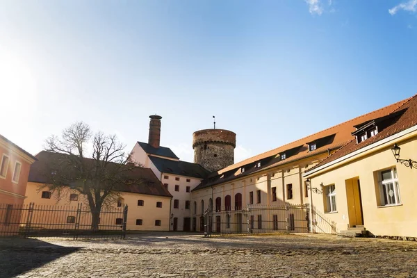 Torre Del Castillo Gótico Kotnov Con Cervecería Los Ciudadanos Día — Foto de Stock