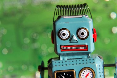 Vintage teneke oyuncak robot yeşil bilgisayar devre kartı arka plan, yapay zeka kavramı ile