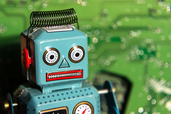 緑のコンピューター回路基板背景 人工知能の概念を持つヴィンテージ ブリキのおもちゃロボット — ストック写真