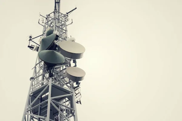 Низькокутні Старовинні Дробові Передавачі Антени Телекомунікаційній Вежі Драматичним Хмарним Небом — стокове фото