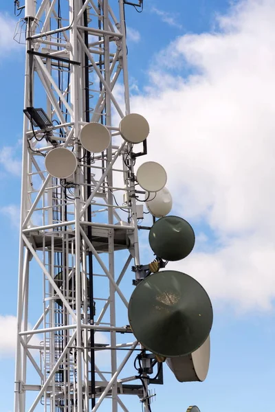 Zenders Antennes Telecommunicatie Toren Met Bewolkte Blauwe Hemelachtergrond Digitale Communicatie — Stockfoto