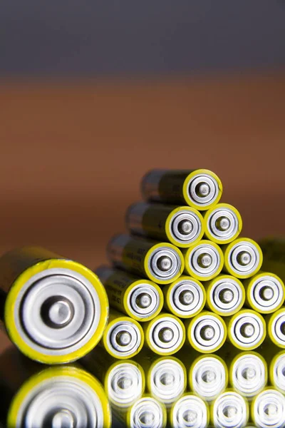 一堆黄色的 电池关闭抽象色背景 — 图库照片