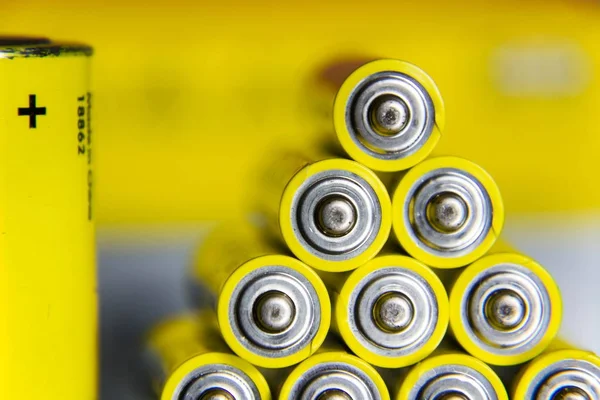 Стек Желтых Батареек Закрыть Абстрактный Цветной Фон — стоковое фото