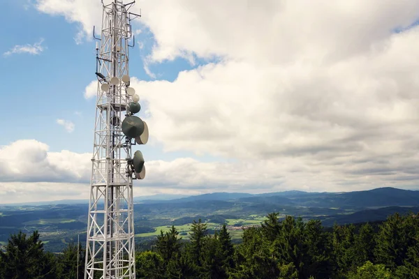 Anten Nadajników Telekomunikacyjnych Wieży Górami Tle Zachmurzone Niebo Niebieski Komunikacji — Zdjęcie stockowe