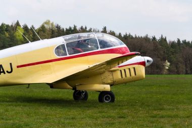 Plasy, Çek Cumhuriyeti - 30 Nisan: Aero 45 yorum-in Aero 145 çift pistonlu motorlu sivil hizmet programı uçak Havaalanı üzerinde 30 Nisan 2017 Plasy, Çek Cumhuriyeti.