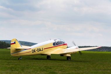 Plasy, Çek Cumhuriyeti - 30 Nisan: Aero 45 yorum-in Aero 145 çift pistonlu motorlu sivil hizmet programı uçak Havaalanı üzerinde 30 Nisan 2017 Plasy, Çek Cumhuriyeti.