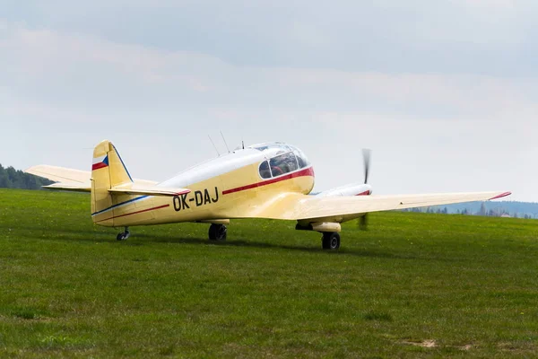 Plasy Çek Cumhuriyeti Nisan Aero Yorum Aero 145 Çift Pistonlu — Stok fotoğraf