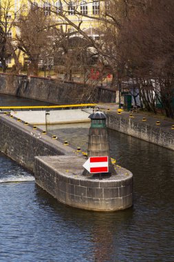 Tekne gezinti trafik işareti oku Vltava Nehri weir, Prag, Bohemya, Çek Cumhuriyeti