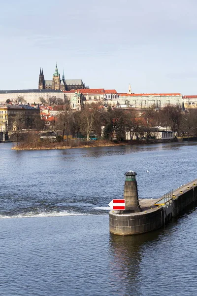 Flussschifffahrtszeichen Auf Der Moldau Mit Burg Hradschin Prag Böhmen — Stockfoto