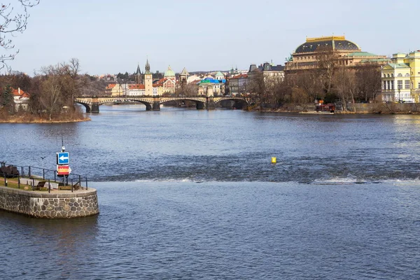 Flussschifffahrtszeichen Auf Der Moldau Mit Dem Nationaltheater Prag — Stockfoto