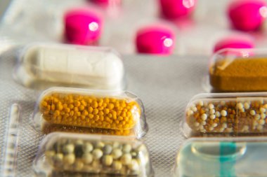 Şeffaf ilaç kapsül, Nanoteknoloji gelecekteki tıp kavramı renkli hap