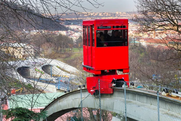 Praga República Checa Noviembre Turistas Viajando Con Tren Funicular Rojo — Foto de Stock