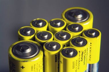 Çift ayna, elektrik depolama kavramı yansıtan bir pil sarı