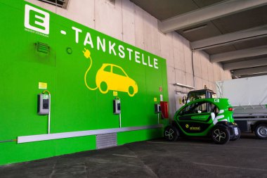 Schladming, Avusturya - 15 Ağustos: Renault Twizy elektrik şehir araba Energie Steiermark charching istasyonunda üzerinde duruyor 15 Ağustos 2017 Schladming, Avusturya.