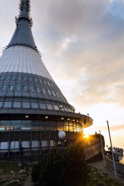 Günbatımı Jested kule telekomünikasyon verici Jested dağ yakınındaki Liberec, Bohemia, Çek Cumhuriyeti