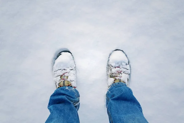 Вид Сверху След Зимней Обуви Свежем Снегу Синие Джинсовые Брюки — стоковое фото