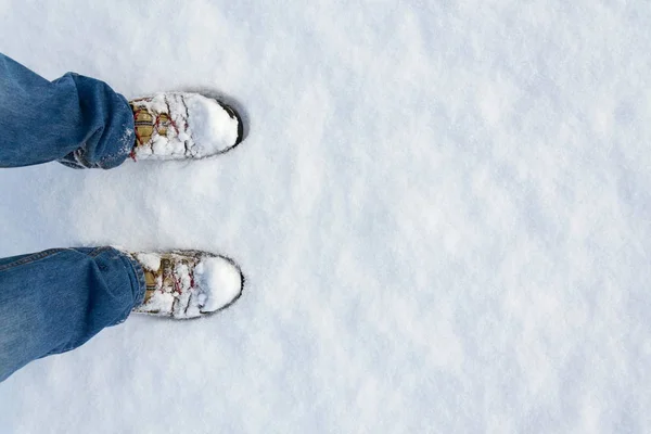 Visão Superior Pegada Sapatos Inverno Neve Fresca Calças Jeans Azuis — Fotografia de Stock