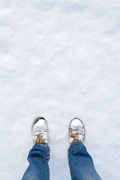 Visão Superior Pegada Sapatos Inverno Neve Fresca Calças Jeans Azuis — Fotografia de Stock