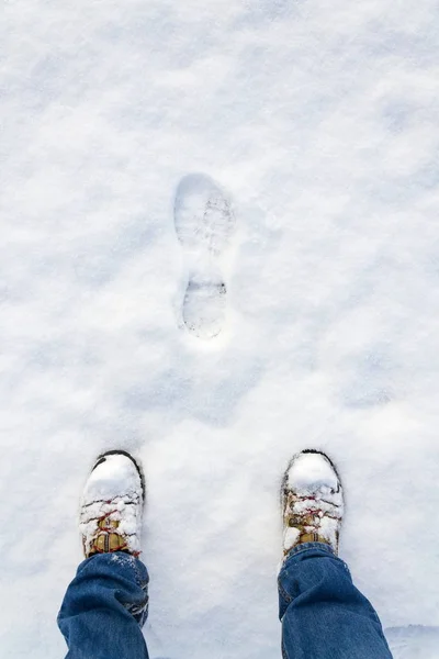 Visão Superior Pegada Sapatos Inverno Neve Fresca Calças Jeans Azuis — Fotografia de Stock