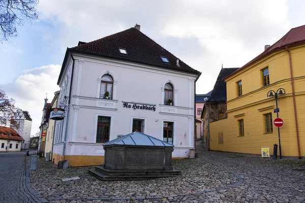 Tabor, Çek Cumhuriyeti - 19 Kasım: eski pitoresk caddeleri üzerinde 19 Kasım 2017 Tabor, Çek Cumhuriyeti için sonbahar güneşli Zizka square yakınındaki.