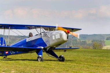 Plasy, Çek Cumhuriyeti - 30 Nisan: Çift kanatlı Bucker 131-Bu Jungmann lisansı altında olarak Tatra T-131 Pa Havaalanı pist üzerinde 30 Nisan 2017 Plasy, Çek Cumhuriyeti için üzerinde üretilen.