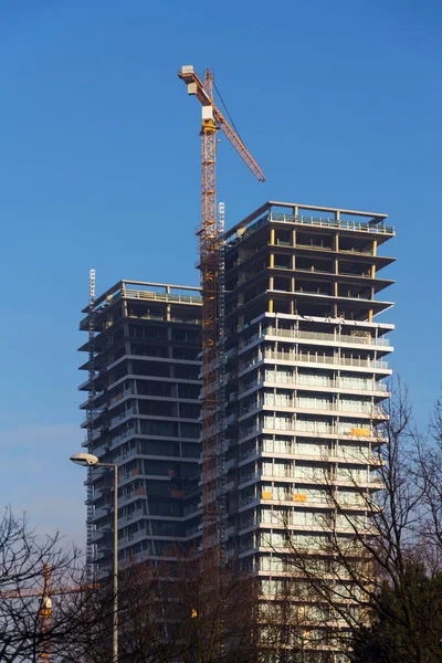 Grue Sur Chantier Construction Gratte Ciel Avec Fenêtres Réfléchissant Ciel — Photo