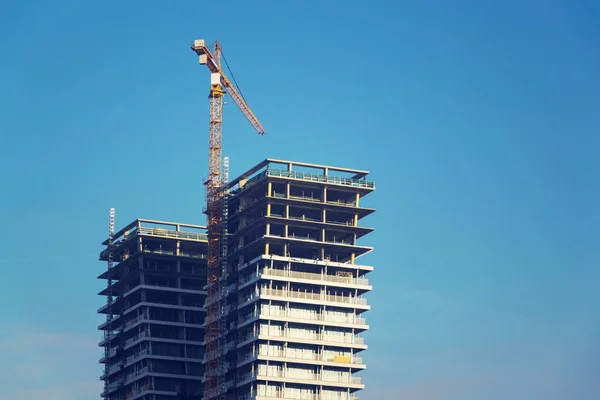 Kran Auf Wolkenkratzer Baustelle Mit Spiegelnden Fenstern — Stockfoto