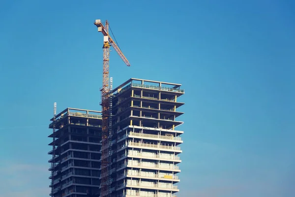 Grue Sur Chantier Construction Gratte Ciel Avec Fenêtres Réfléchissant Ciel — Photo