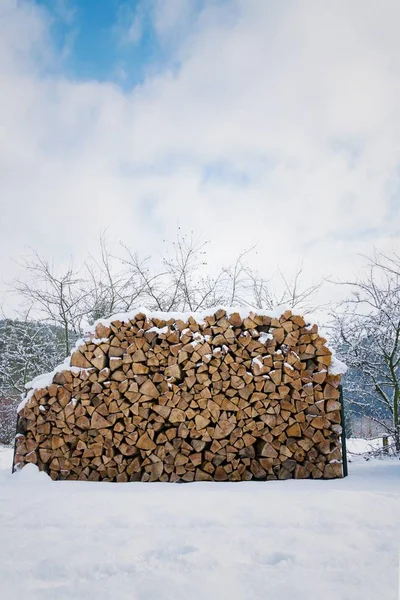 Bella Pila Legna Ardere Tagliata Nel Paese Innevato Giornata Invernale — Foto Stock