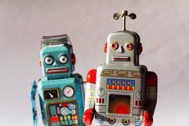Kızgın vintage teneke oyuncak robotlar, yapay zeka, robot teslim kavramı