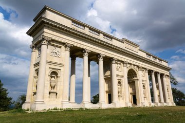 Colonnade Reistna, romantik klasik gloriette, Lednice Valtice kültürel peyzaj alanı, Unesco mirası yaz güneşli gün, Moravia, Çek Cumhuriyeti