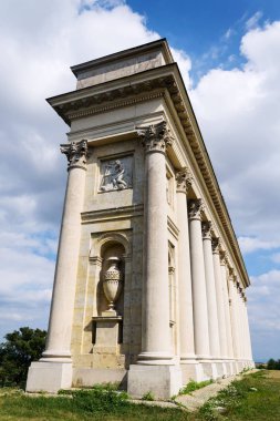 Colonnade Reistna, romantik klasik gloriette, Lednice Valtice kültürel peyzaj alanı, Unesco mirası yaz güneşli gün, Moravia, Çek Cumhuriyeti