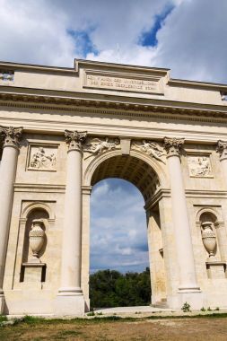 Colonnade Reistna, romantik klasik gloriette, Lednice Valtice kültürel peyzaj alanı, Unesco mirası yaz güneşli gün, Moravia, Çek Cumhuriyeti