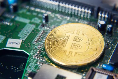 Altın bitcoin sikke yeşil bilgisayar klavye, cryptocurrency kabarcık kavramı yatırım yalan
