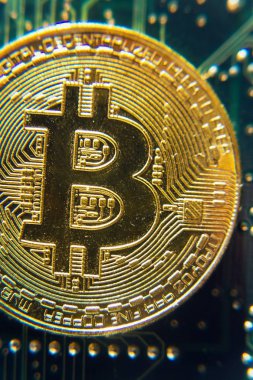 Altın bitcoin sikke yeşil bilgisayar klavye, cryptocurrency kabarcık kavramı yatırım yalan