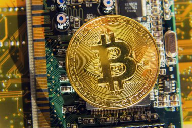 Altın bitcoin sikke yeşil bilgisayar klavye, cryptocurrency kabarcık kavramı yatırım yalan