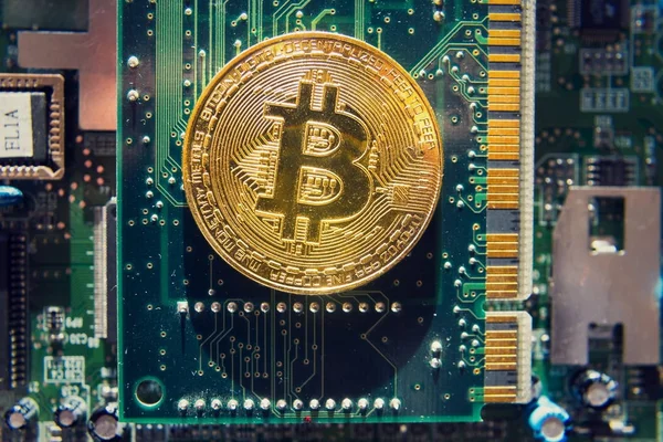 Bitcoin Oro Acostado Teclado Computadora Verde Concepto Inversión Criptomoneda Burbuja — Foto de Stock