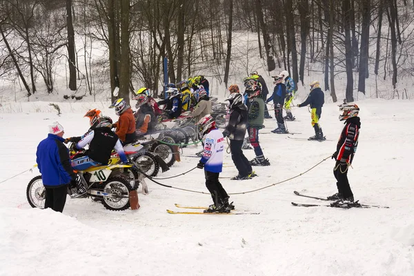 Klasterec Orlici 捷克共和国 1月29日 摩托车 Skijoring 车手准备乘坐在2017年1月29日在 Klasterec Orlici 捷克共和国 — 图库照片