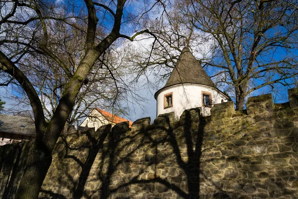 Vackra Historiska Tornet Bakom Staden Befästningsmuren Solig Höstdag Tábor Tjeckien — Stockfoto