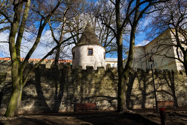 Vackra Historiska Tornet Bakom Staden Befästningsmuren Solig Höstdag Tábor Tjeckien — Stockfoto