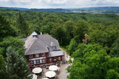 Karlovy Vary, Çek Cumhuriyeti - 3 Temmuz: güzel havadan görünümü Diana uyanık Gözlem Kulesi spa Town 3 Temmuz 2016 üzerinde Karlovy Vary, Çek Cumhuriyeti. 