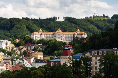 Güzel panoramik evlerde kaplıca kenti Karlovy Vary, Çek Cumhuriyeti