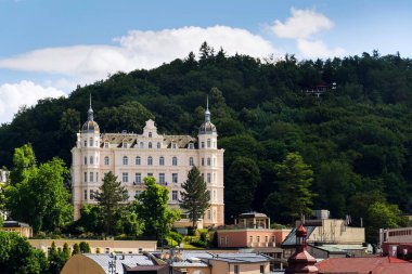 Güzel panoramik evlerde kaplıca kenti Karlovy Vary, Çek Cumhuriyeti