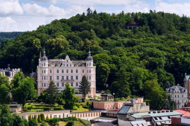 Güzel panoramik evlerde kaplıca kenti Karlovy Vary, Çek Cumhuriyeti