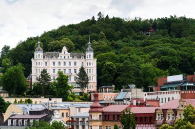 Güzel panoramik evlerde kaplıca kenti Karlovy Vary, Çek Cumhuriyeti