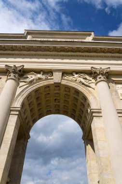 Colonnade Reistna klasik gloriette mimari detay, Lednice Valtice kültürel peyzaj alanı, Unesco mirası yaz güneşli gün, Moravia, Çek Cumhuriyeti