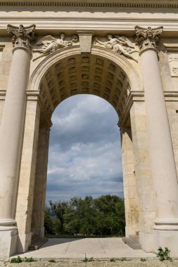 Colonnade Reistna klasik gloriette mimari detay, Lednice Valtice kültürel peyzaj alanı, Unesco mirası yaz güneşli gün, Moravia, Çek Cumhuriyeti
