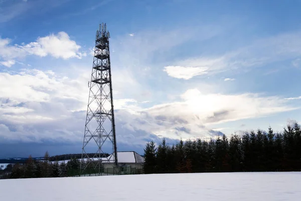 Karlı Kış Ülke Verici Antenler Telekomünikasyon Tower Kablosuz Iletişim Kavramı — Stok fotoğraf