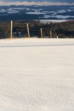 Karlı kış ülke güneşli gün, hava tahmini konsepti Vintage ahşap çit direkleri