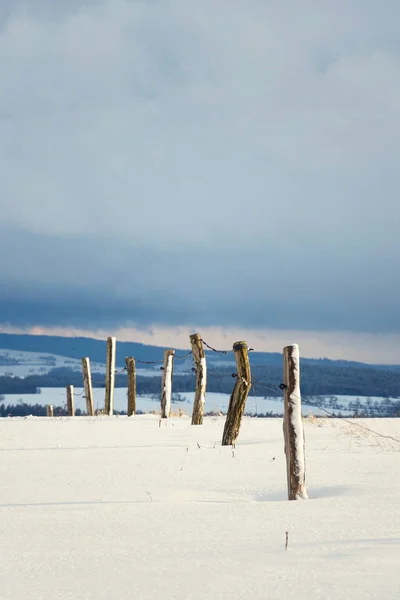 Vintage Postes Madera Cerca Invierno Nevado País Día Soleado Concepto — Foto de Stock